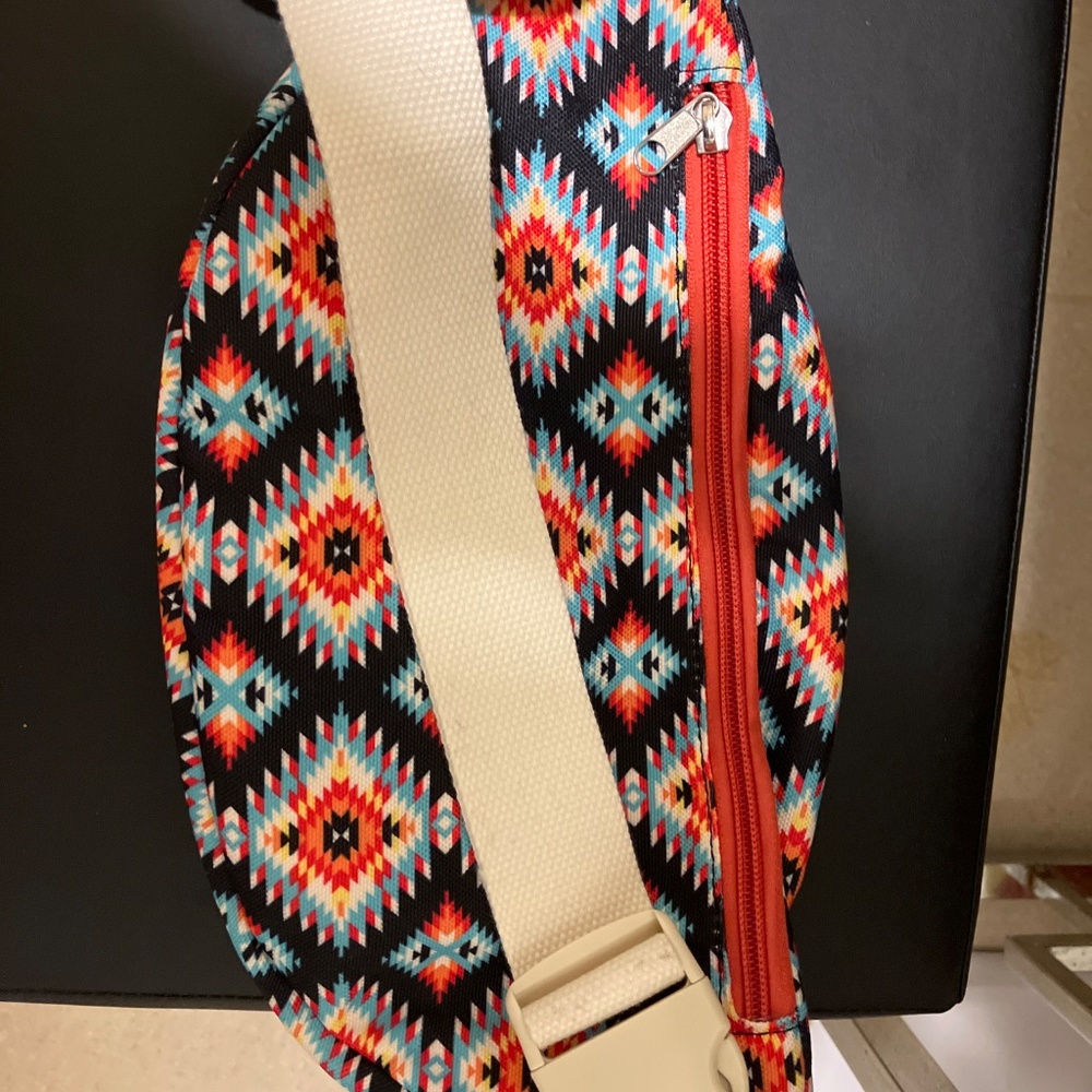 New multi color Fanny Pack - Picture 5 of 5